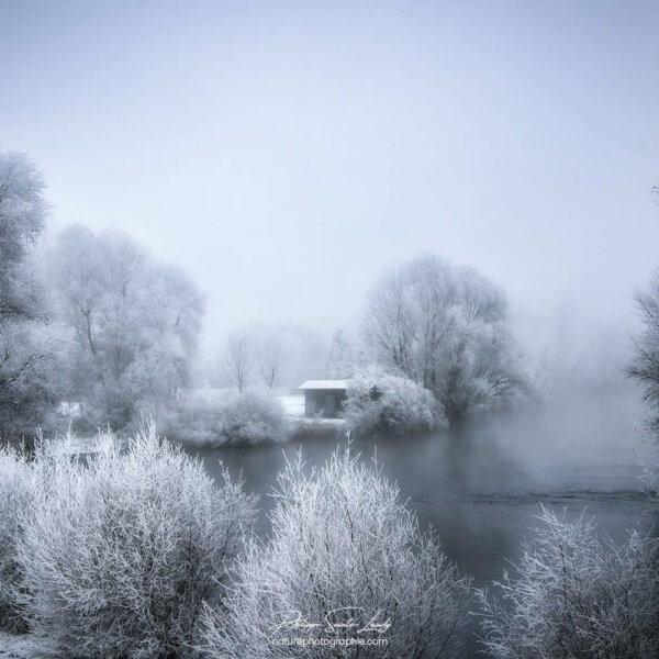 The Futur and the Past Maisonnette dans la campagne gelée