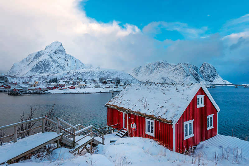 Lac gelé et forêt de sapins dans les Vosges