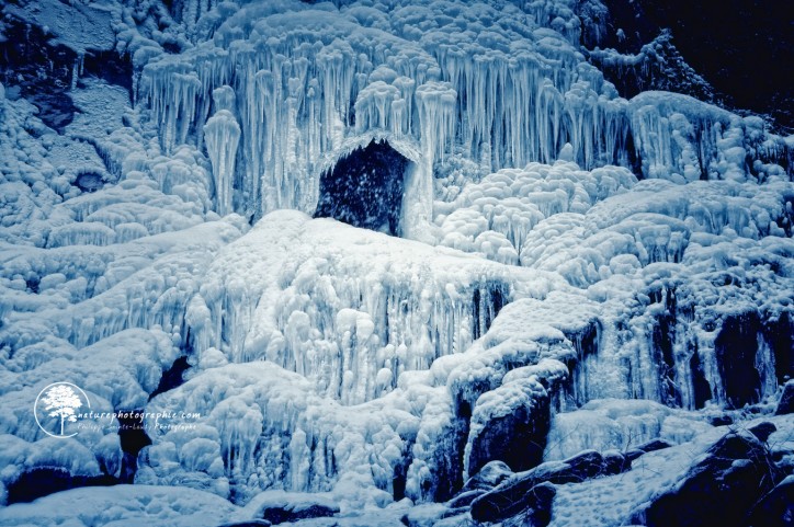Cascade bleue gelé