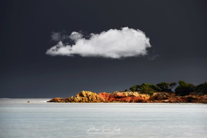 Paysage avec un nuage blanc dans le ciel Corse