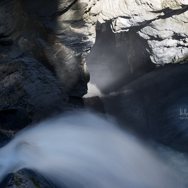 Chute-d’eau-dans-les-grottes