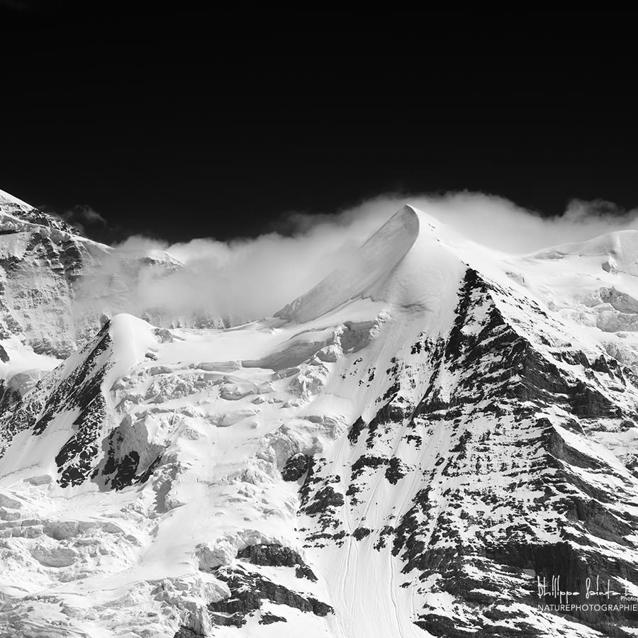 Massif de la Jungfrau en noir et blanc
