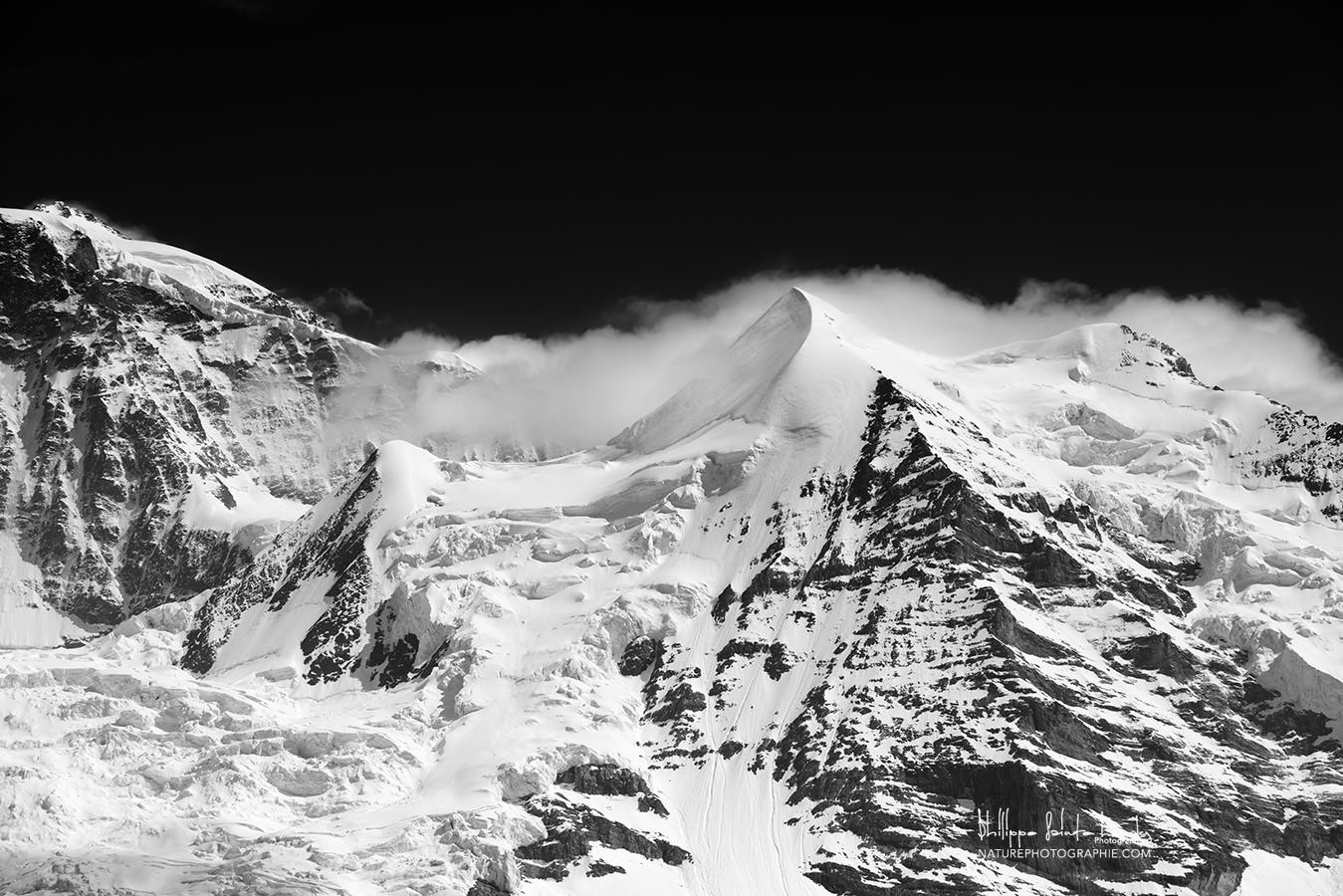 Massif de la Jungfrau en noir et blanc