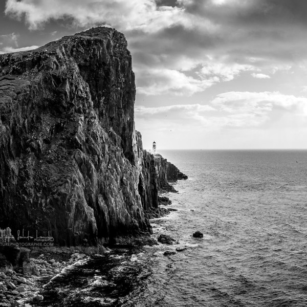 Free Yourself Le phare de Neist Point sur l'île de Skye. Photo noir et blanc