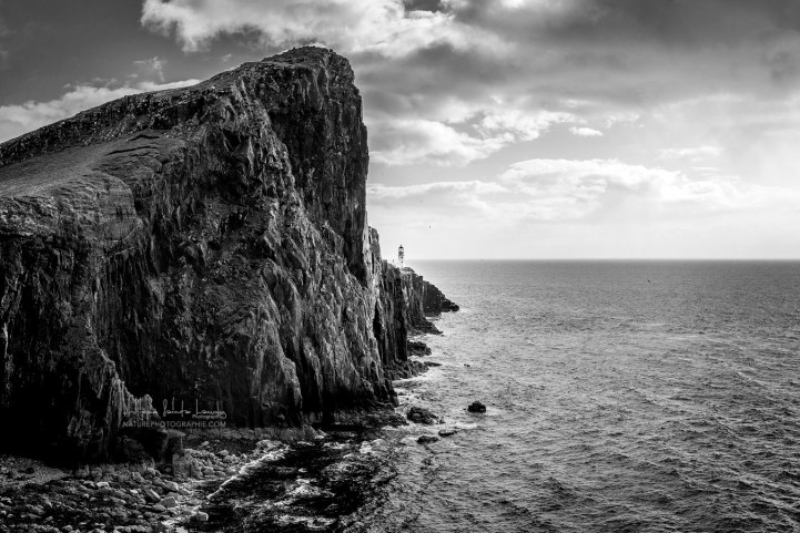 Le phare de Neist Point sur l'île de Skye. Photo noir et blanc