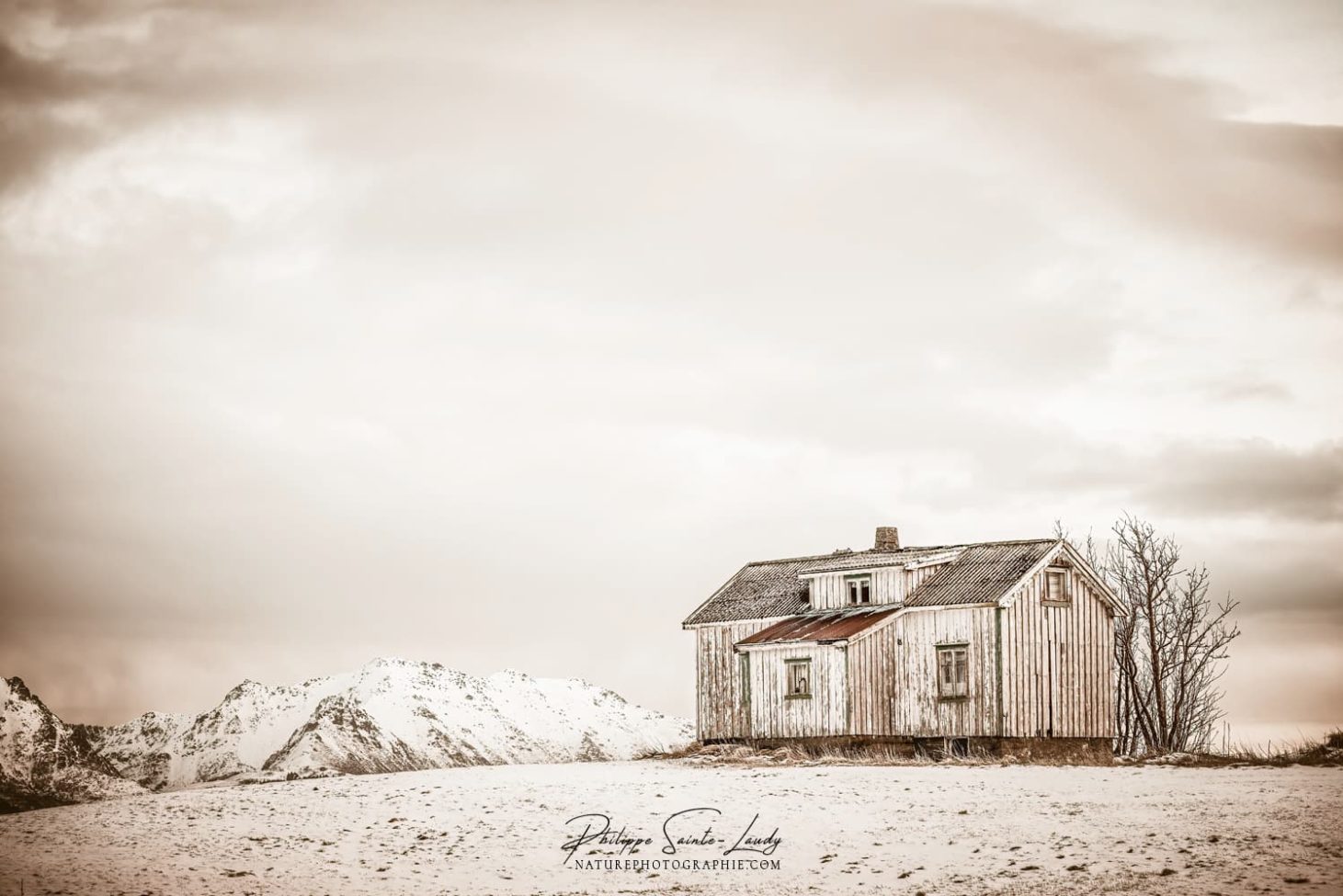 Rorbu au-dessus des fjords en Norvège