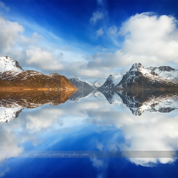 Hole In My Soul Reflet des montagnes dans les îles Lofoten