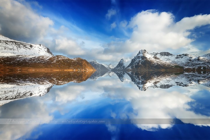Reflet des montagnes dans les îles Lofoten