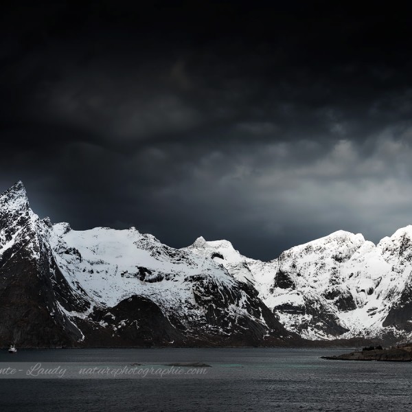Need The Sun To Break Paysage sombre des Lofoten