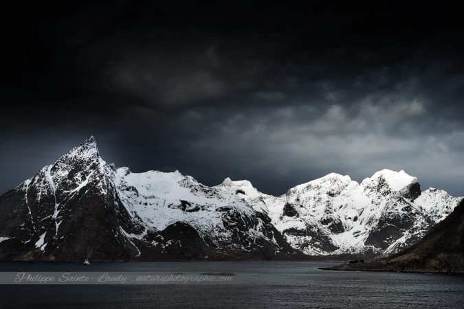 Need The Sun To Break Paysage sombre des Lofoten