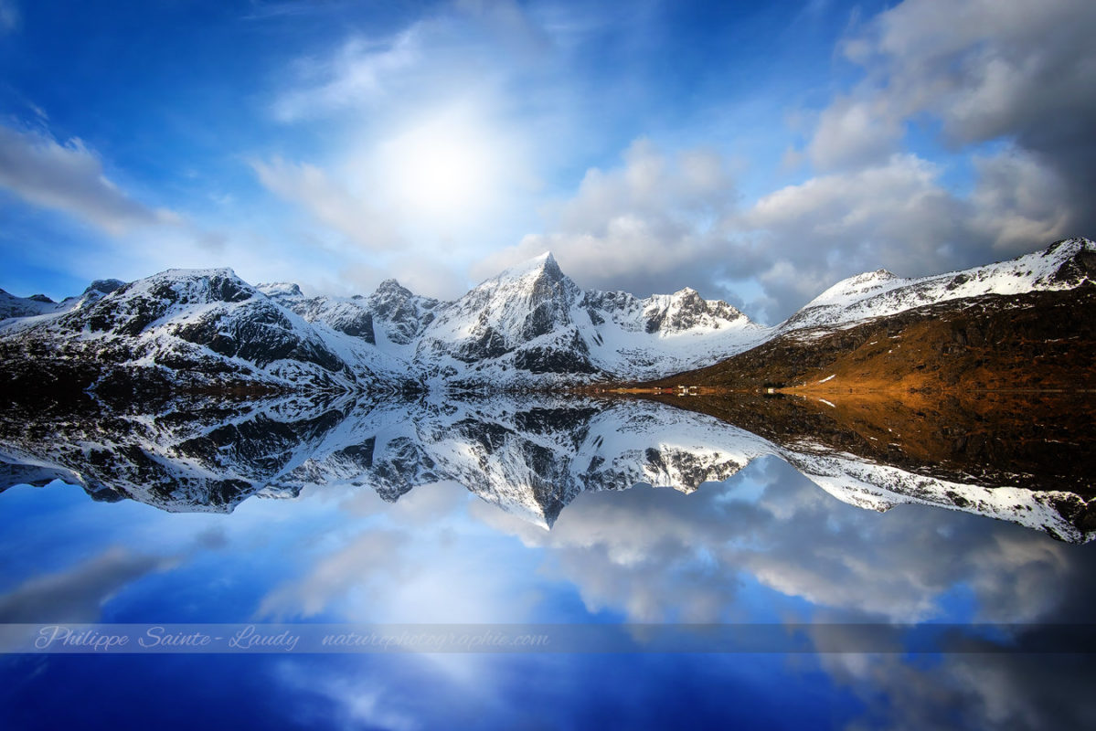 Reflet de montagnes au Lofoten en Norvège