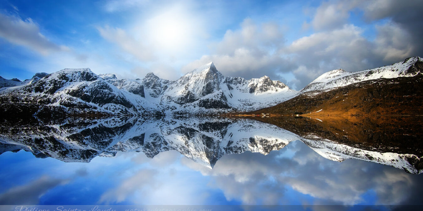 Touch The Sky Reflet de montagnes au Lofoten en Norvège