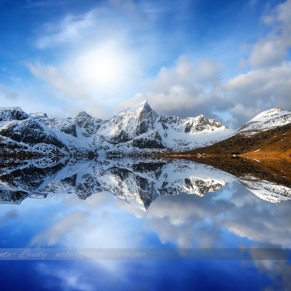 Touch The Sky Reflet de montagnes au Lofoten en Norvège