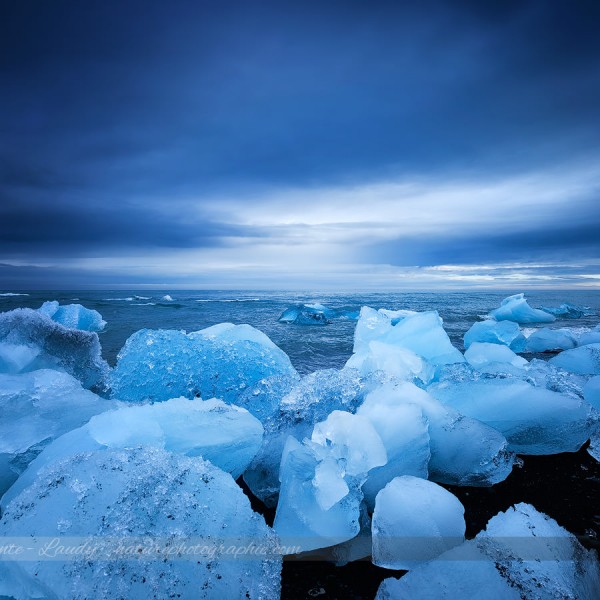La plage de Jökulsárlón avec des icebergs