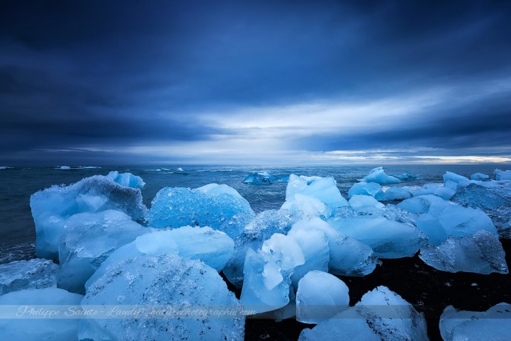 La plage de Jökulsárlón avec des icebergs