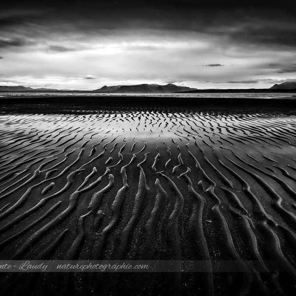 Photo noir et blanc d'une plage en Islande