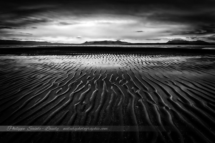 Photo noir et blanc d'une plage en Islande