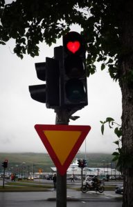 Feu tricolor à Akureyri en forme de coeur