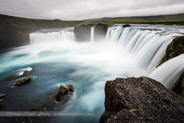 Goðafoss 12 mètres de haut sur 30 mètres de large - Islande