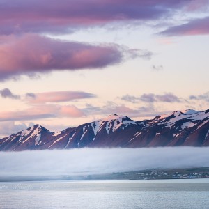 Something To Believe In Brouillard devant une montagne en Islande