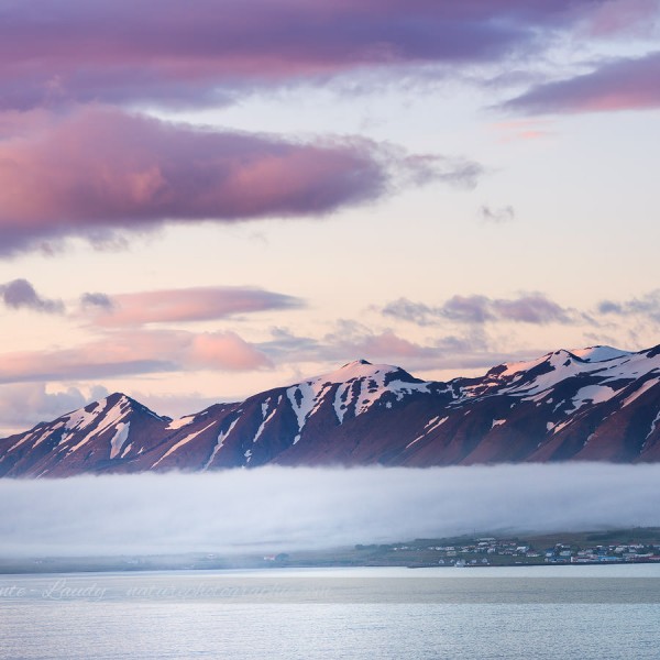 Brouillard devant une montagne en Islande