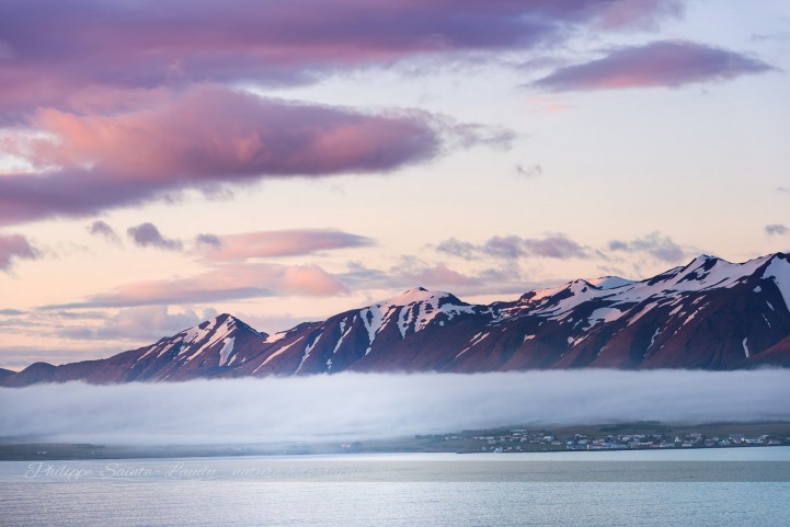 Brouillard devant une montagne en Islande