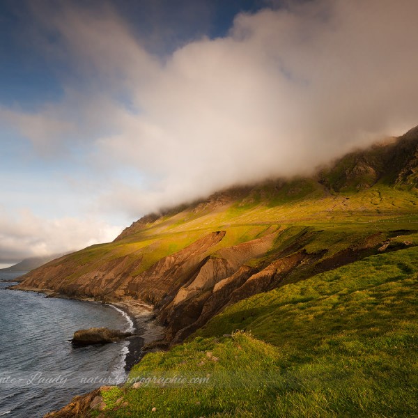 Côtes d'Islande dans le brouillard