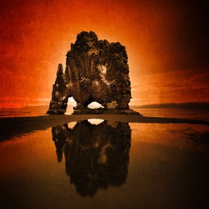 Through The Wind Photo du rocher Hvitserkur en Islande