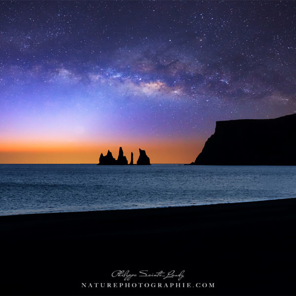 Otherworldly Plage de Vik avec un ciel etoilé