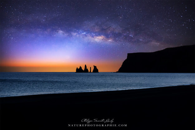 Plage de Vik avec un ciel etoilé