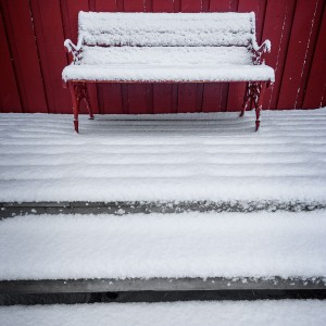 Cold Fusion Un banc rouge sous la neige