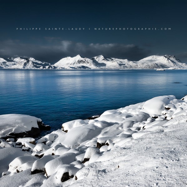 Deep Deep Blue Fjord sous la neige en Norvège