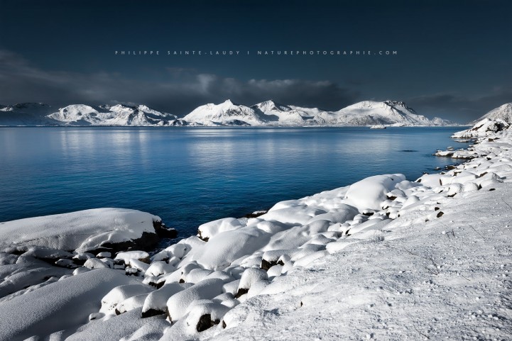 Fjord sous la neige en Norvège