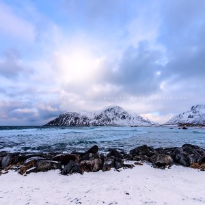 Neige sur la plage de Klakstad en Norvège