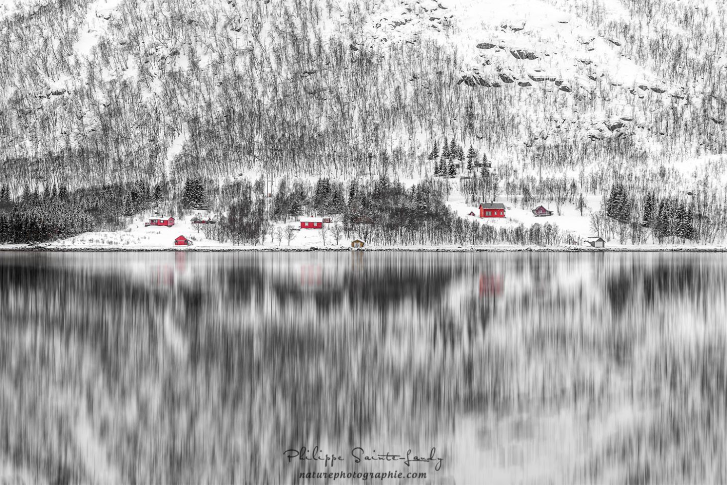 Reflet d'une montagne dans l'eau d'un lac en Norvège