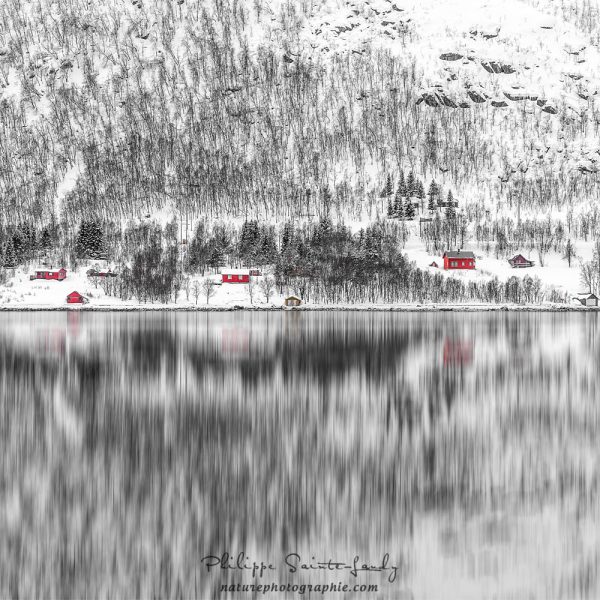 Feels Like Home Reflet d'une montagne dans l'eau d'un lac en Norvège