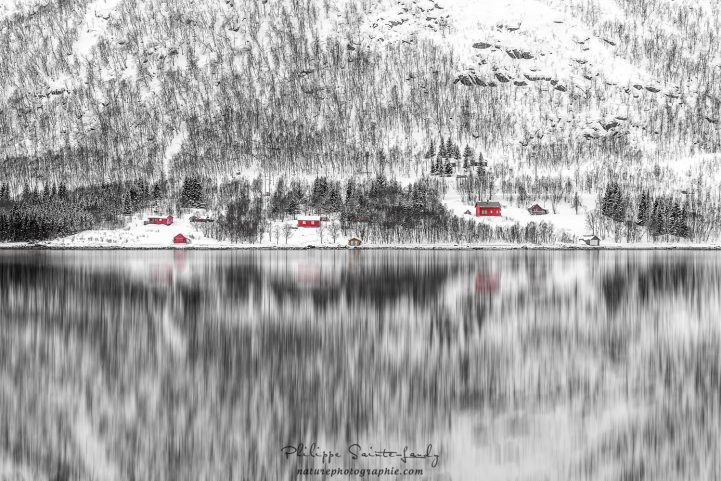 Reflet d'une montagne dans l'eau d'un lac en Norvège