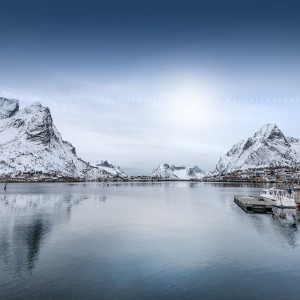 Metallic Light La baie de Reine dans les Lofoten