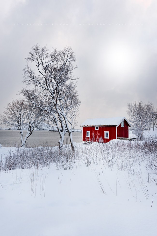 Un rorbu sous la neige en Norvège