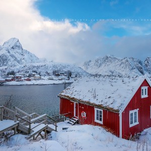Standing In The Snow Un rorbu rouge sous la neige en Norvège