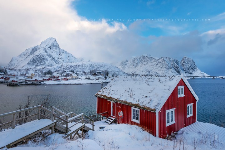 Un rorbu rouge sous la neige en Norvège