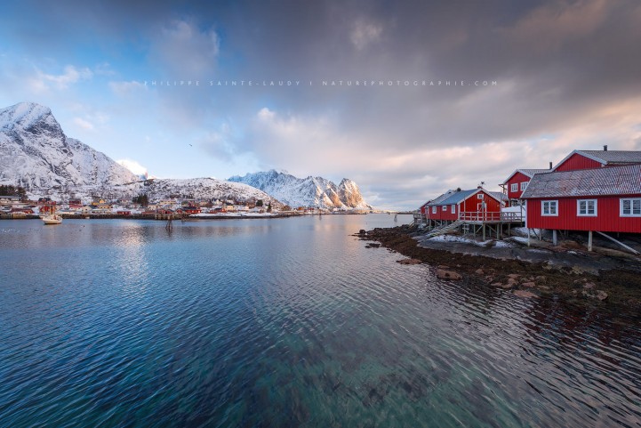 Vue sur Reine sur les îles Lofoten