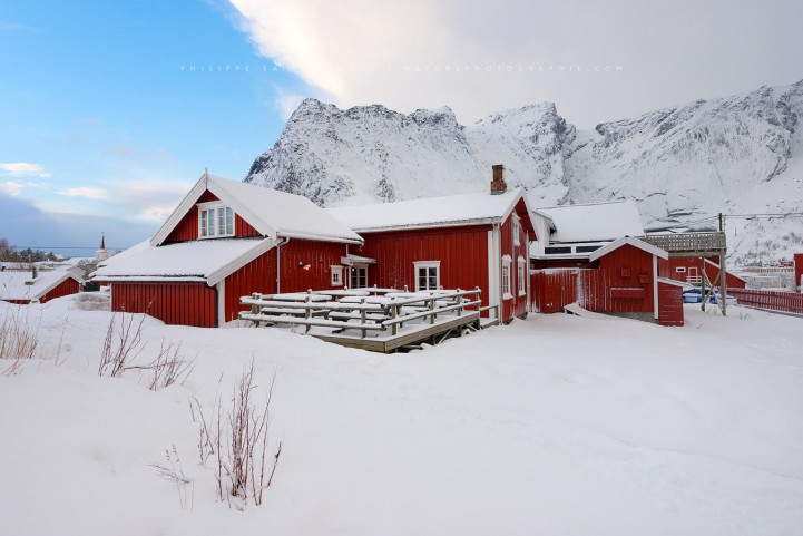 La neige a recouvert Reine en Norvège