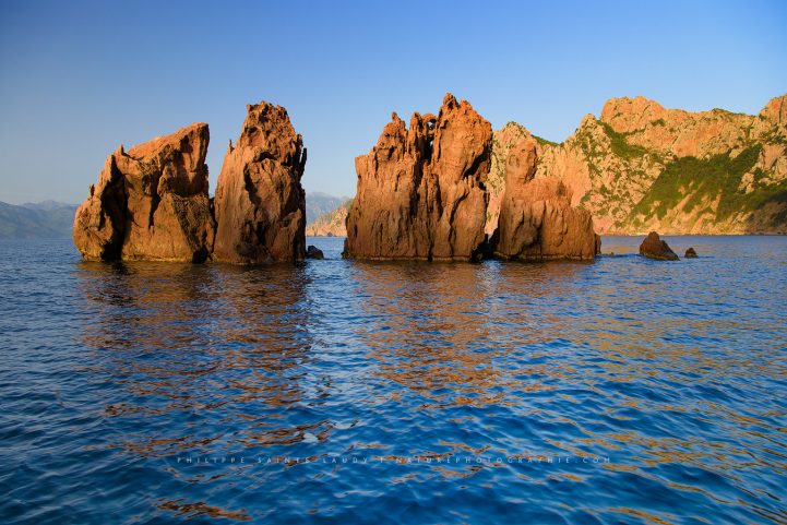 Le soleil se couche sur les calanques de Piana en Corse