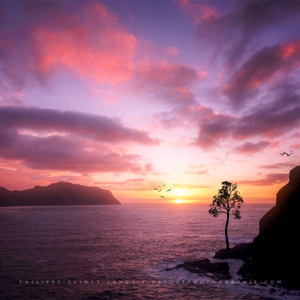 Color Reign Coucher de soleil devant Mykines sur les îles Féroé