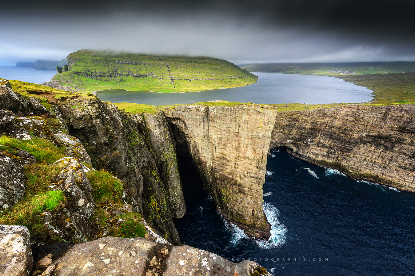 Vue sur le lac Sørvágsvatn - îles Féroé - Danemark