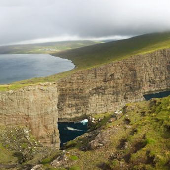 Vue sur lac Sørvágsvatn