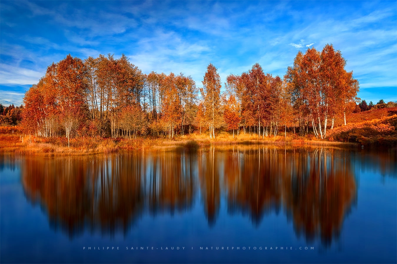 Photo d'un lac en automne
