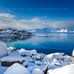 Fjord de Norvège avec de la neige