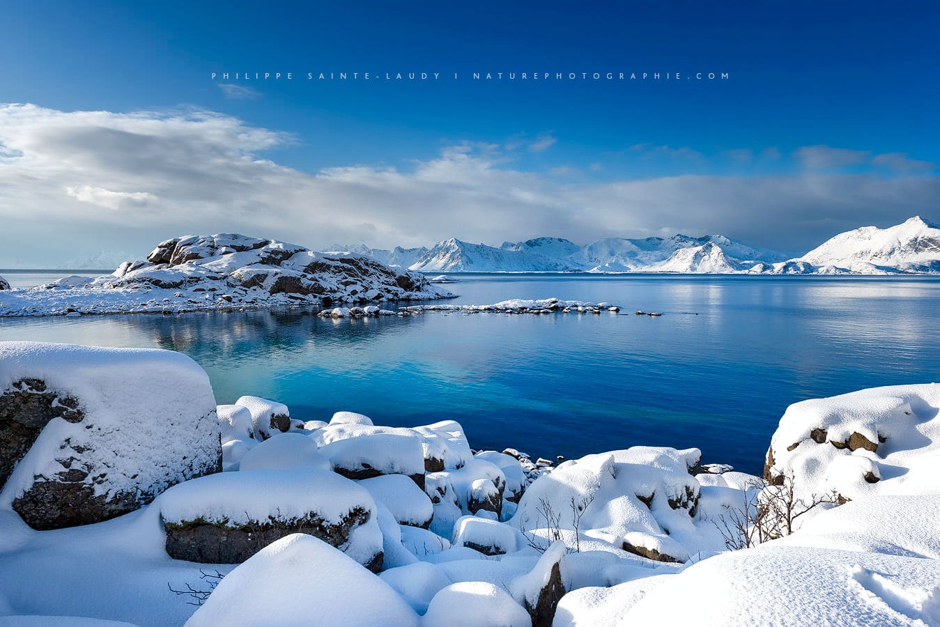 Fjord de Norvège avec de la neige